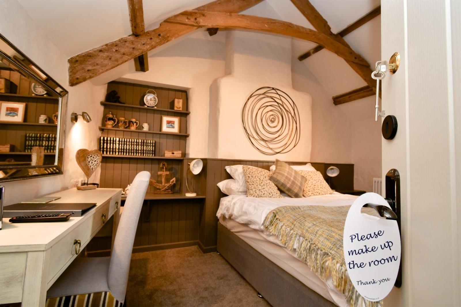 Carew Inn エクステリア 写真